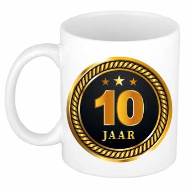 10 jaar cadeau mok / beker medaille goud zwart voor verjaardag/ jubileum - cadeau 10 jaar getrouwd