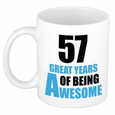 57 great years of being awesome cadeau mok / beker wit en blauw