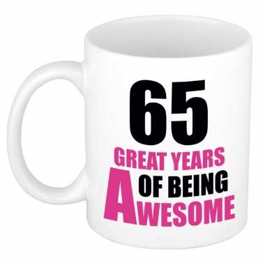65 great years of being awesome cadeau mok / beker wit en roze