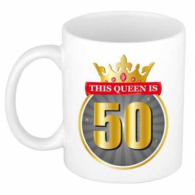 This queen is 50 verjaardag cadeau mok / beker 50 jaar wit