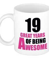 19 great years of being awesome cadeau mok beker wit en roze