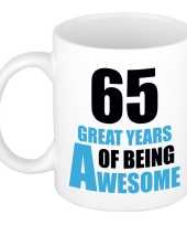 65 great years of being awesome cadeau mok beker wit en blauw