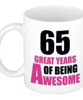 65 great years of being awesome cadeau mok beker wit en roze