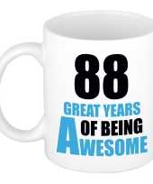 88 great years of being awesome cadeau mok beker wit en blauw