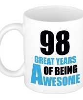 98 great years of being awesome cadeau mok beker wit en blauw
