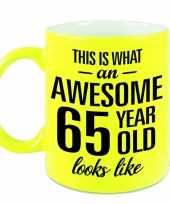 Awesome 65 year cadeau mok beker neon geel 330 ml