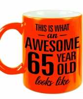 Awesome 65 year cadeau mok beker neon oranje 330 ml