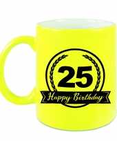 Happy birthday 25 years cadeau mok beker neon geel met wimpel 330 ml