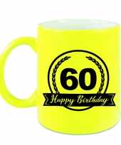 Happy birthday 60 years cadeau mok beker neon geel met wimpel 330 ml