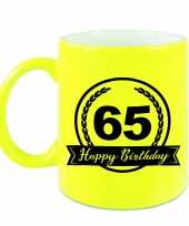 Happy birthday 65 years cadeau mok beker neon geel met wimpel 330 ml