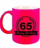 Happy birthday 65 years cadeau mok beker neon roze met wimpel 330 ml