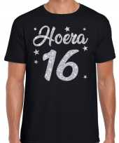 Hoera 16 jaar verjaardag cadeau t-shirt zilver glitter op zwart heren