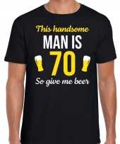 Verjaardag cadeau t-shirt 70 jaar this handsome man is 70 give beer zwart voor heren